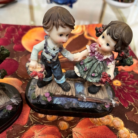 Bundle of ceramic cherubs figurines with floral scenery. - Picture 4 of 16